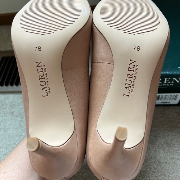 Lauren Ralph Lauren Lanette Classic Tan Heeled Pumps - Picture 5 of 5